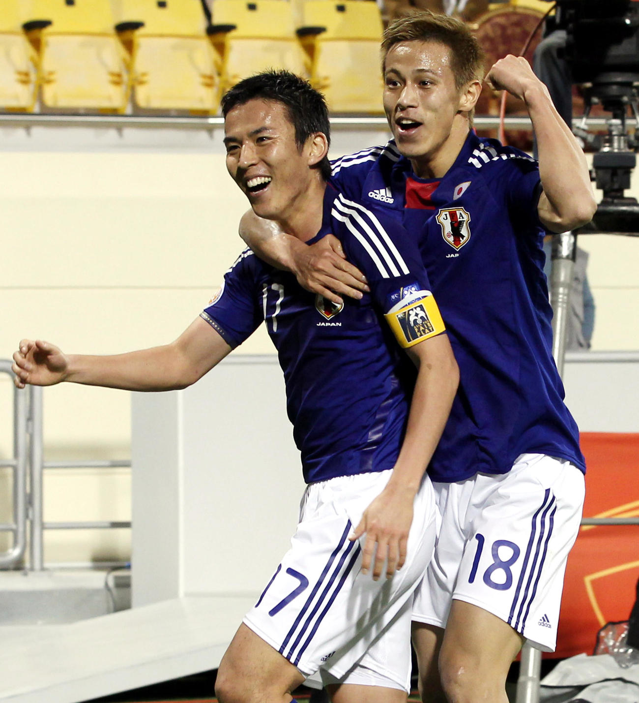 アジア杯1次リーグ・B組　日本対シリア　前半、先制ゴールを決めた長谷部（左）に抱きつき笑顔でガッツポーズする本田圭（2011年1月13日撮影）