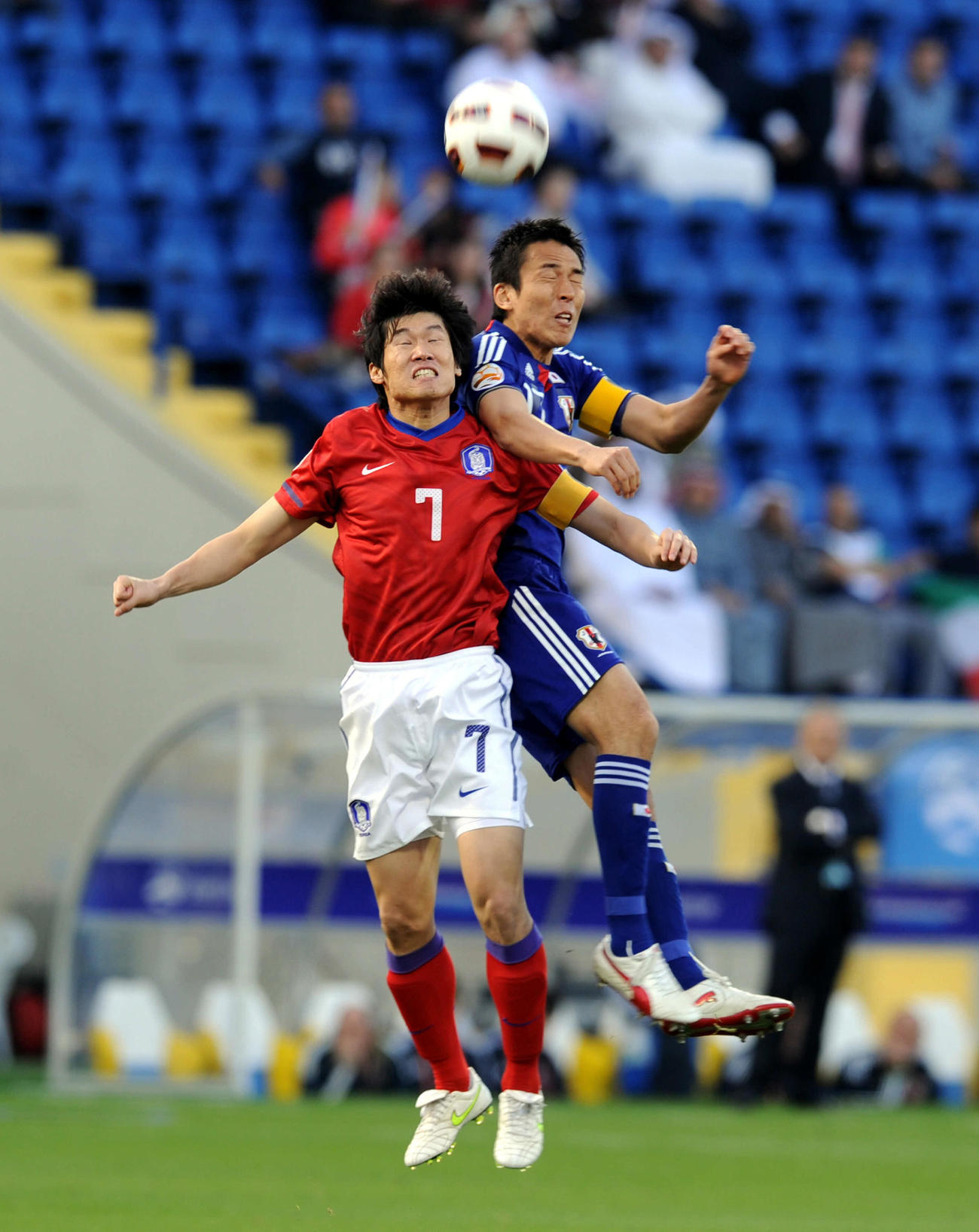 アジア杯2011　日本対韓国　前半、空中戦で朴智星（左）と競り合う長谷部（2011年1月25日撮影）