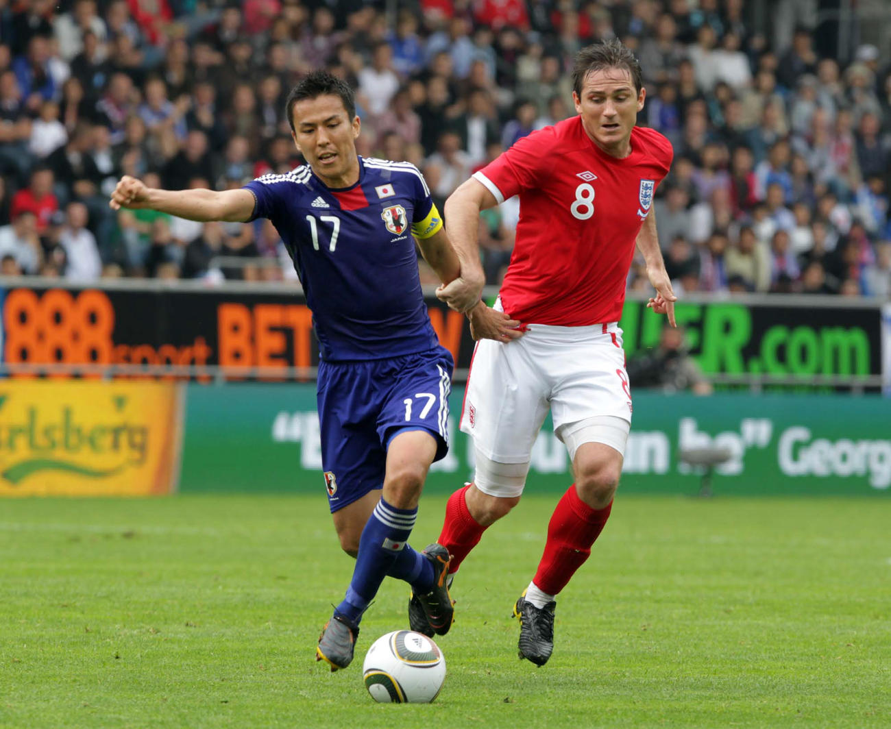 親善試合　日本対イングランド　フランク・ランパードと競り合う長谷部誠（2010年5月30日撮影）