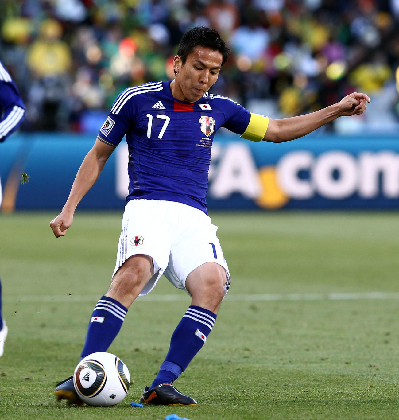 W杯南アフリカ大会1次リーグE組　日本対カメルーン　前半、パスを出すMF長谷部誠（2010年6月14日撮影）
