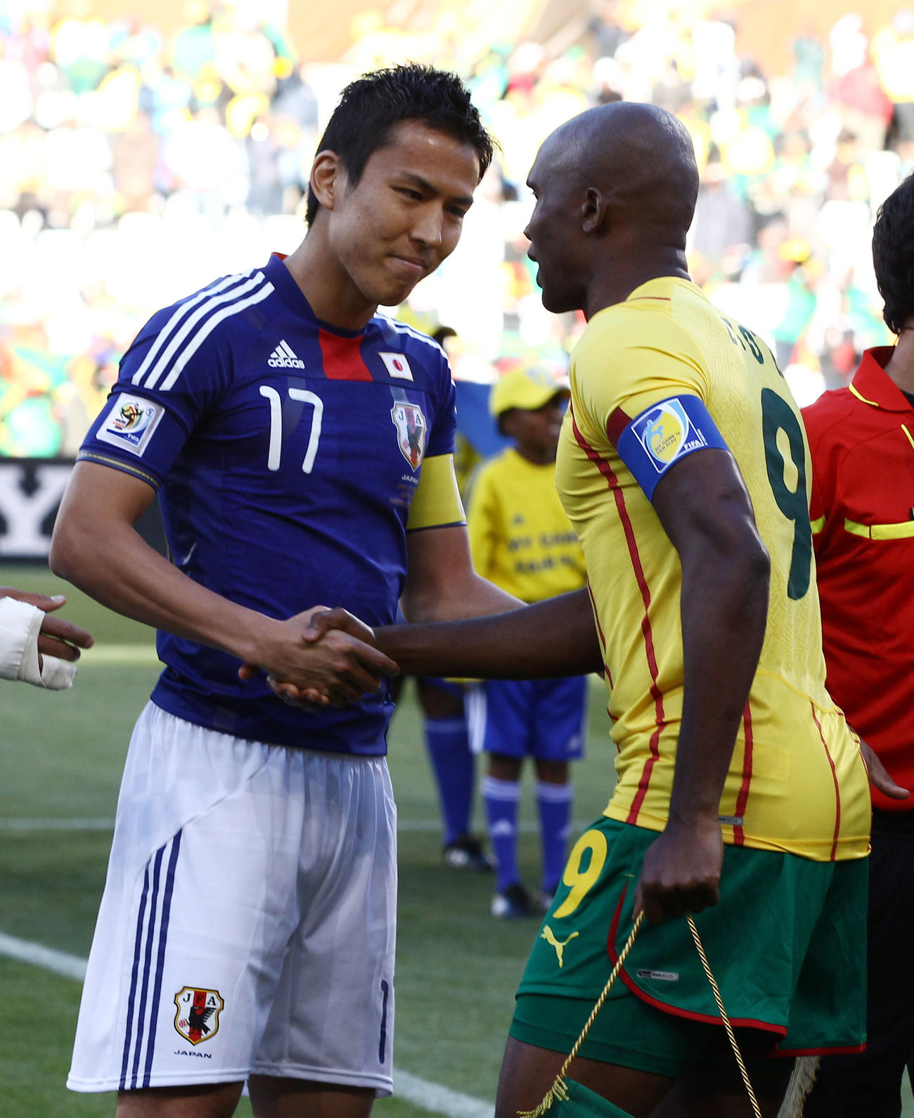 W杯南アフリカ大会1次リーグE組　日本対カメルーン　カメルーンFWサミュエル・エトー（右）と握手するMF長谷部誠（2010年6月14日撮影）