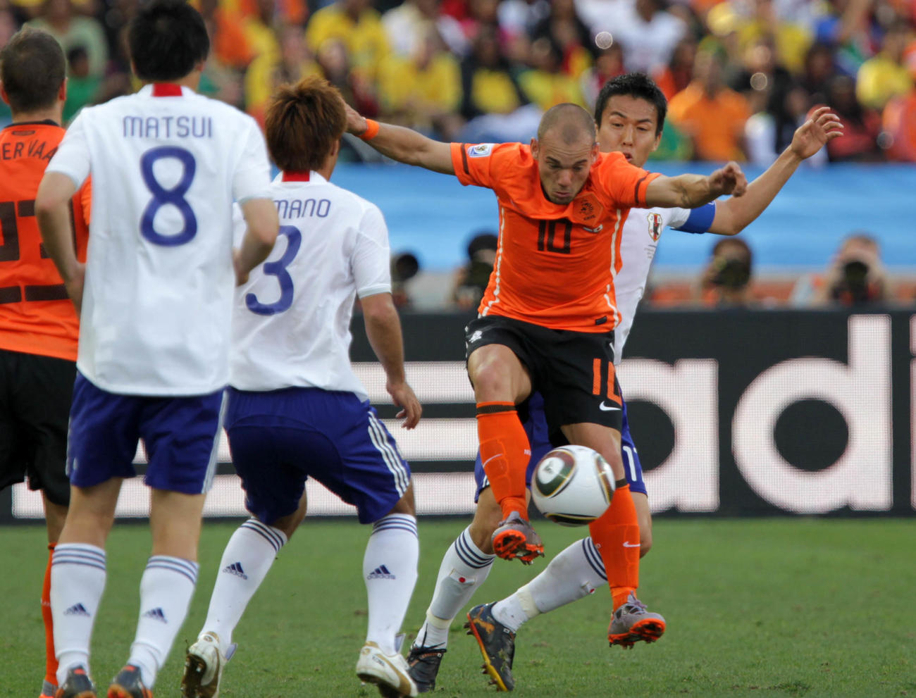 W杯南アフリカ大会1次リーグE組　日本対オランダ　MFスナイデルをマークするMF長谷部誠（2010年6月19日撮影）