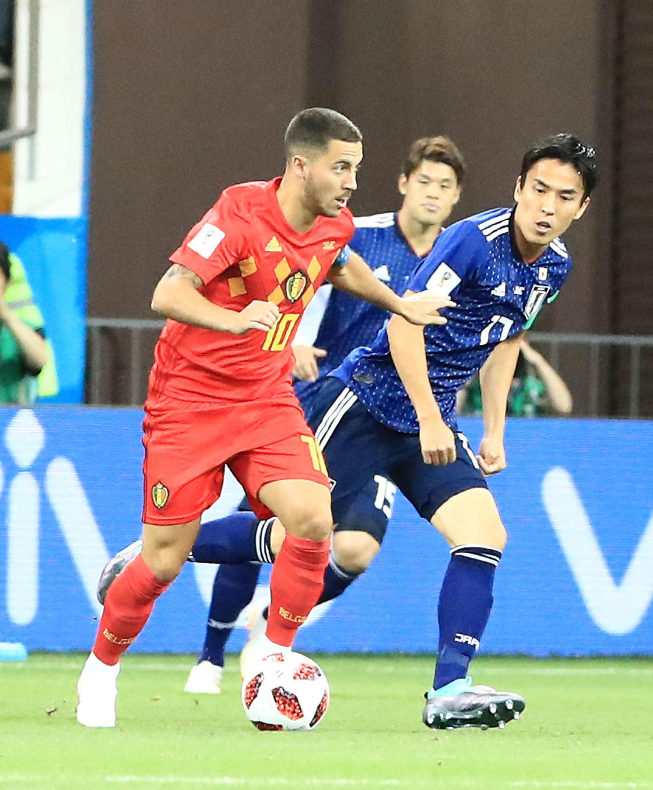 日本対ベルギー　前半、ベルギーのE・アザールをマークする長谷部（2018年7月2日撮影）