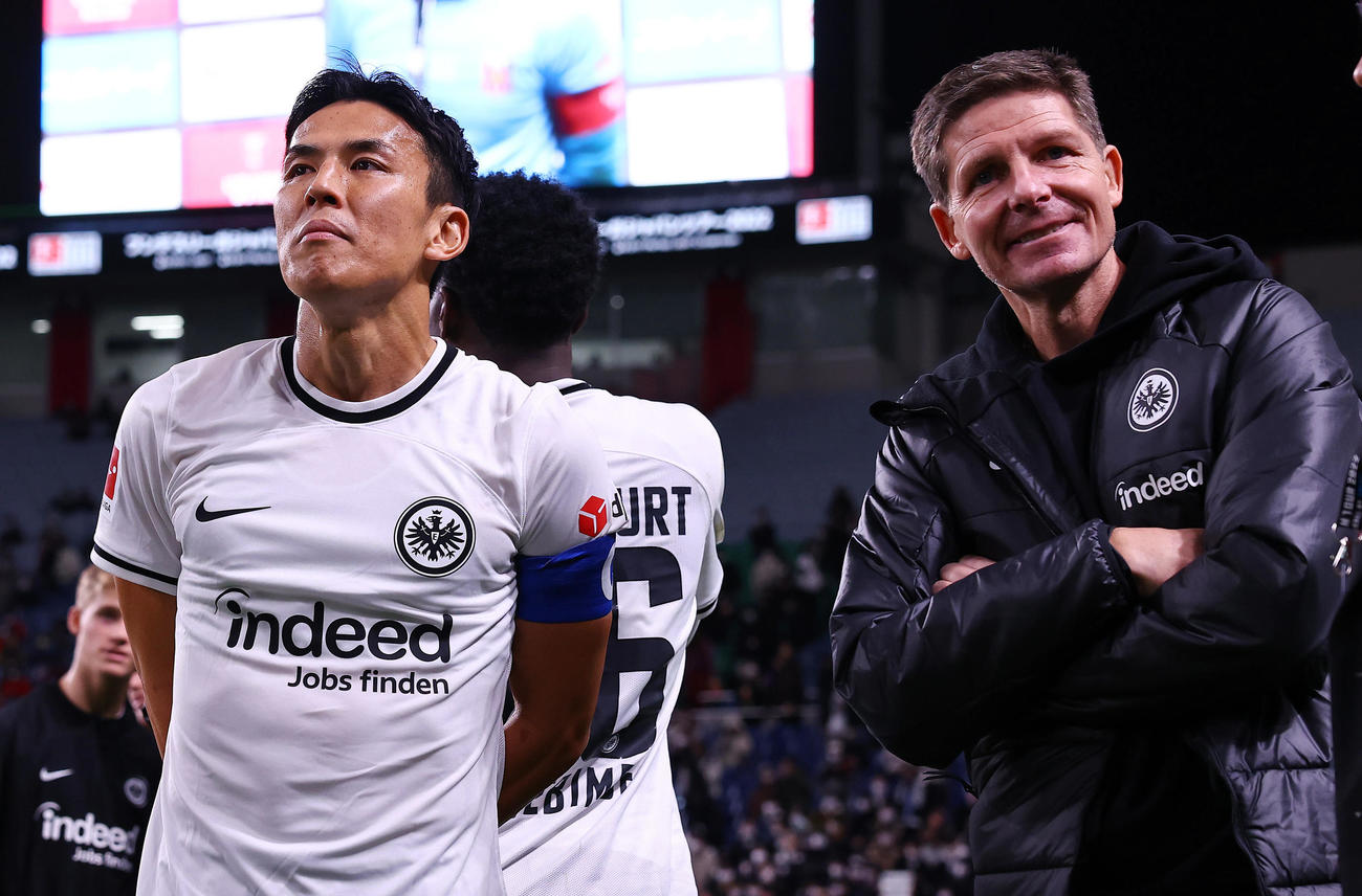 親善試合　浦和対Eフランクフルト　試合後、Eフランクフルト長谷部誠（左）はオリバー・グラスナー監督と談笑する（2022年11月16日撮影）
