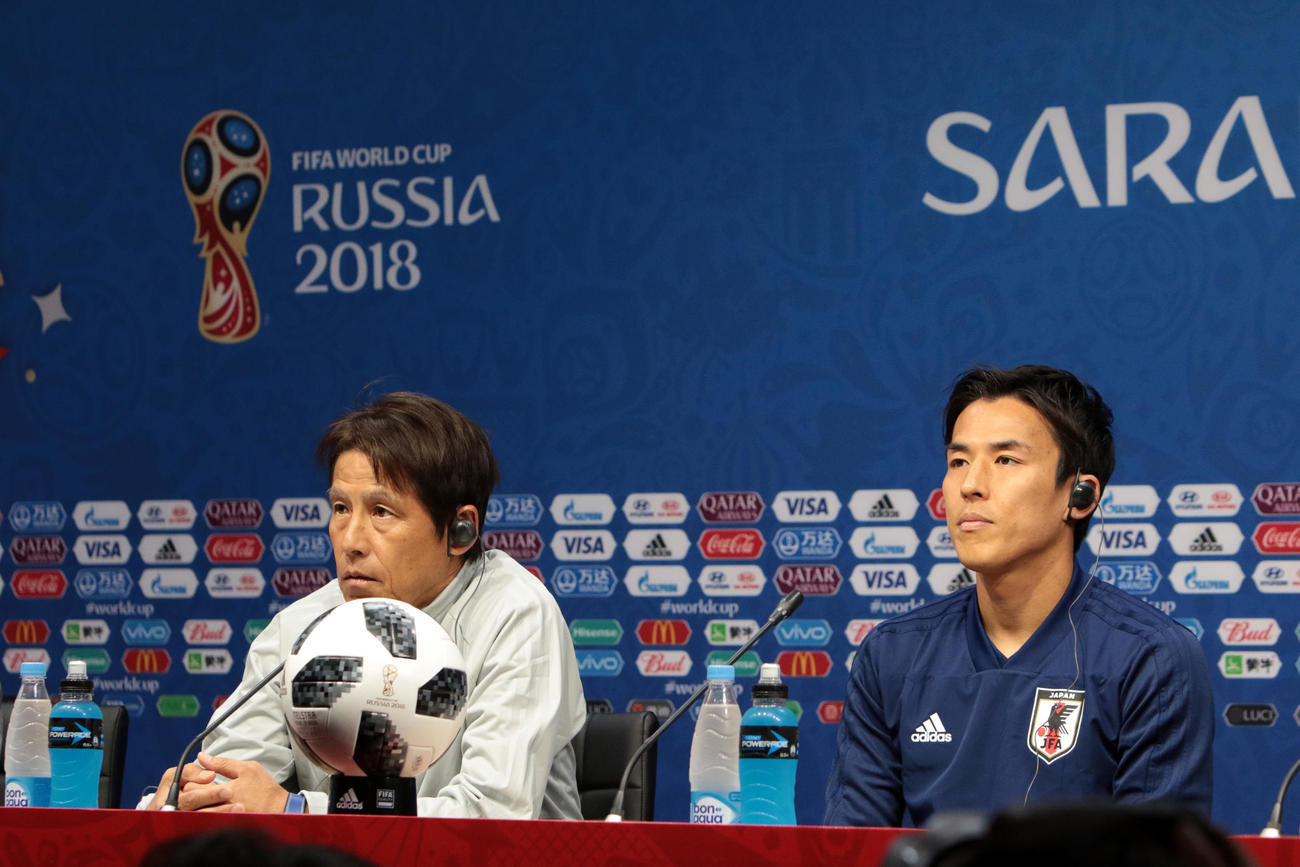 ロシアW杯　コロンビア戦前日会見に臨む西野朗監督（左）と長谷部誠（2018年6月18日撮影・PIKO）