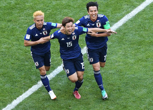 日本対コロンビア　後半、ゴールを決めた大迫勇也（中央）は長友佑都（左）と長谷部誠と歓喜のダッシュ（2018年6月19日撮影）