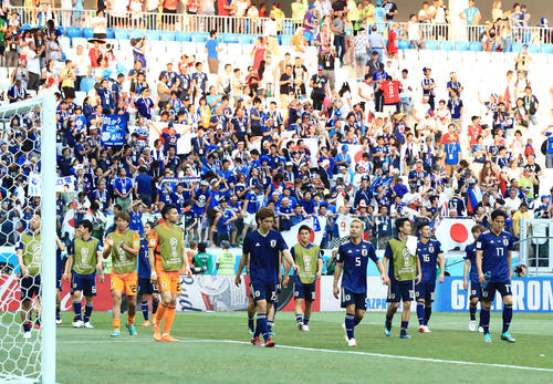 日本対ポーランド　決勝トーナメント進出を決め、場内1周する長谷部（右）、長友（中央右）、大迫（同左）ら日本代表イレブン（撮影・江口和貴）