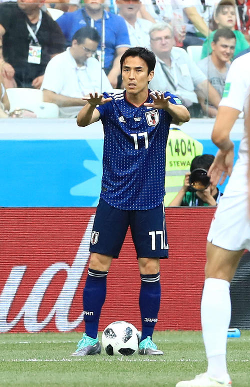 日本対ポーランド　後半、ボールをキープしながら指示を出す長谷部誠（2018年6月28日撮影）