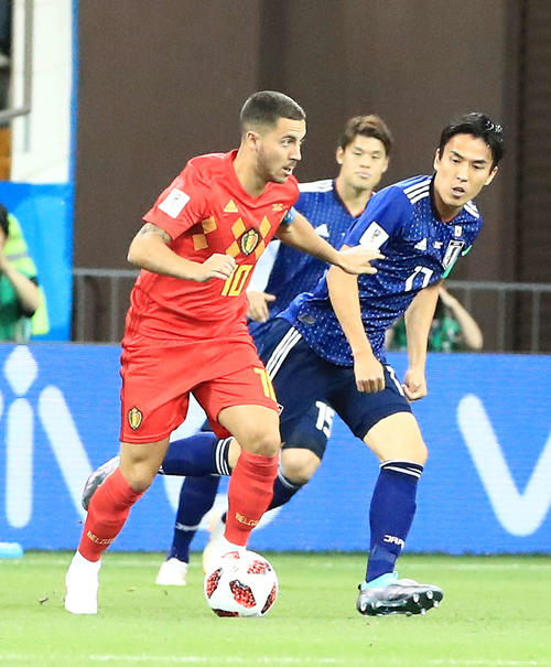 日本対ベルギー　前半、ベルギーのE・アザールをマークする長谷部（2018年7月2日撮影）