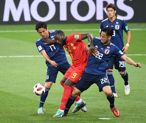 日本対ベルギー　前半、長谷部（左）と吉田はルカクのボールを奪いにかかる。上は酒井宏（2018年7月2日撮影）