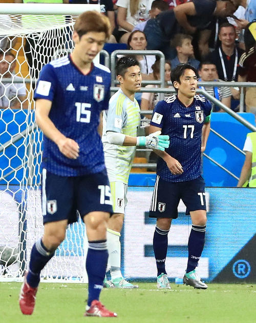 18年7月2日、W杯ロシア大会日本－ベルギー　後半、フェライニに同点ゴールを決められ厳しい表情の長谷部（右）とGK川島。左は大迫（2018年7月2日撮影）