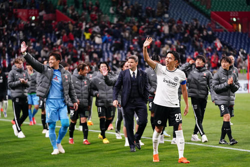浦和対フランクフルト　試合後、GK西川（左）ら浦和の選手らと場内一周をするフランクフルト長谷部（2022年11月16日撮影）
