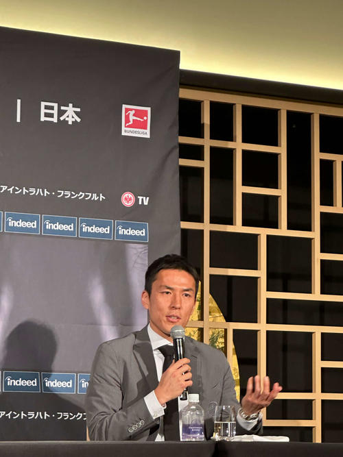 契約更新を発表し都内で会見に出席したアイントラハト・フランクフルトのMF長谷部誠（2023年3月21日撮影）