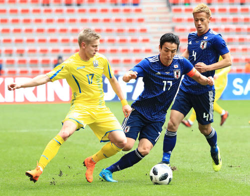 日本対ウクライナ　前半、ジンチェンコ（左）と競る長谷部。右は本田（2018年3月27日撮影）