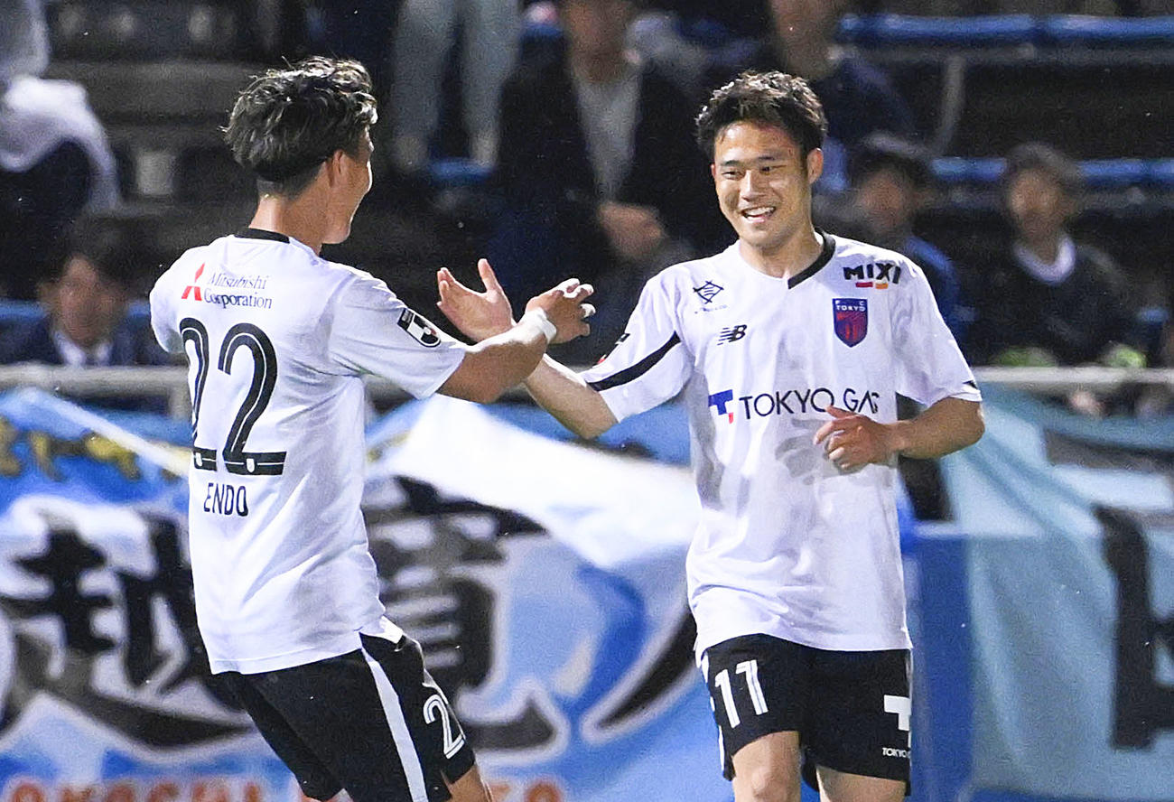 YS横浜―FC東京　前半、先制ゴールを決め喜ぶ小柏（右）＝ニッパツ(共同)