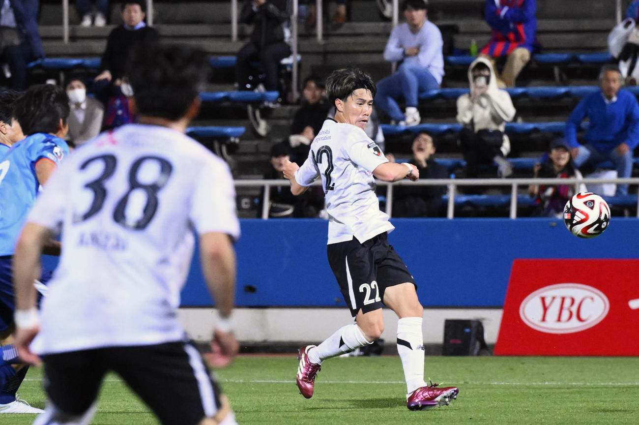 YS横浜―FC東京　後半、チーム3点目のゴールを決めるFC東京・遠藤＝ニッパツ(共同)