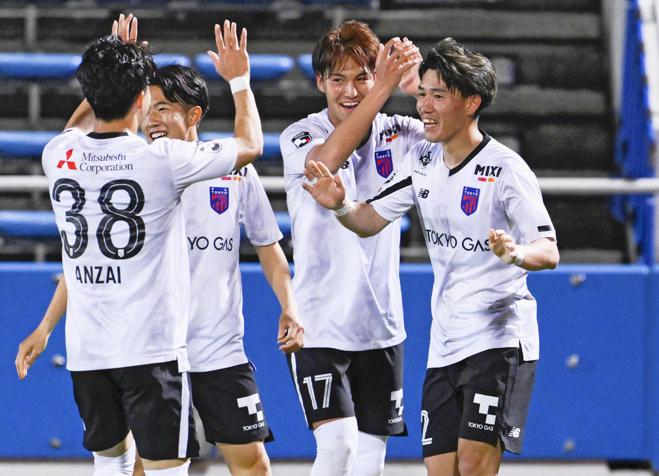 YS横浜―FC東京　後半、チーム3点目のゴールを決め、喜ぶFC東京・遠藤（右端）＝ニッパツ(共同)