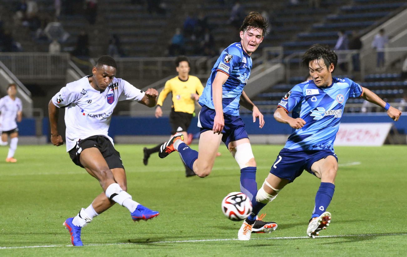 YS横浜―FC東京　試合終了間際、チーム4点目のゴールを決めるFC東京・ジャジャシルバ（左）＝ニッパツ(共同)