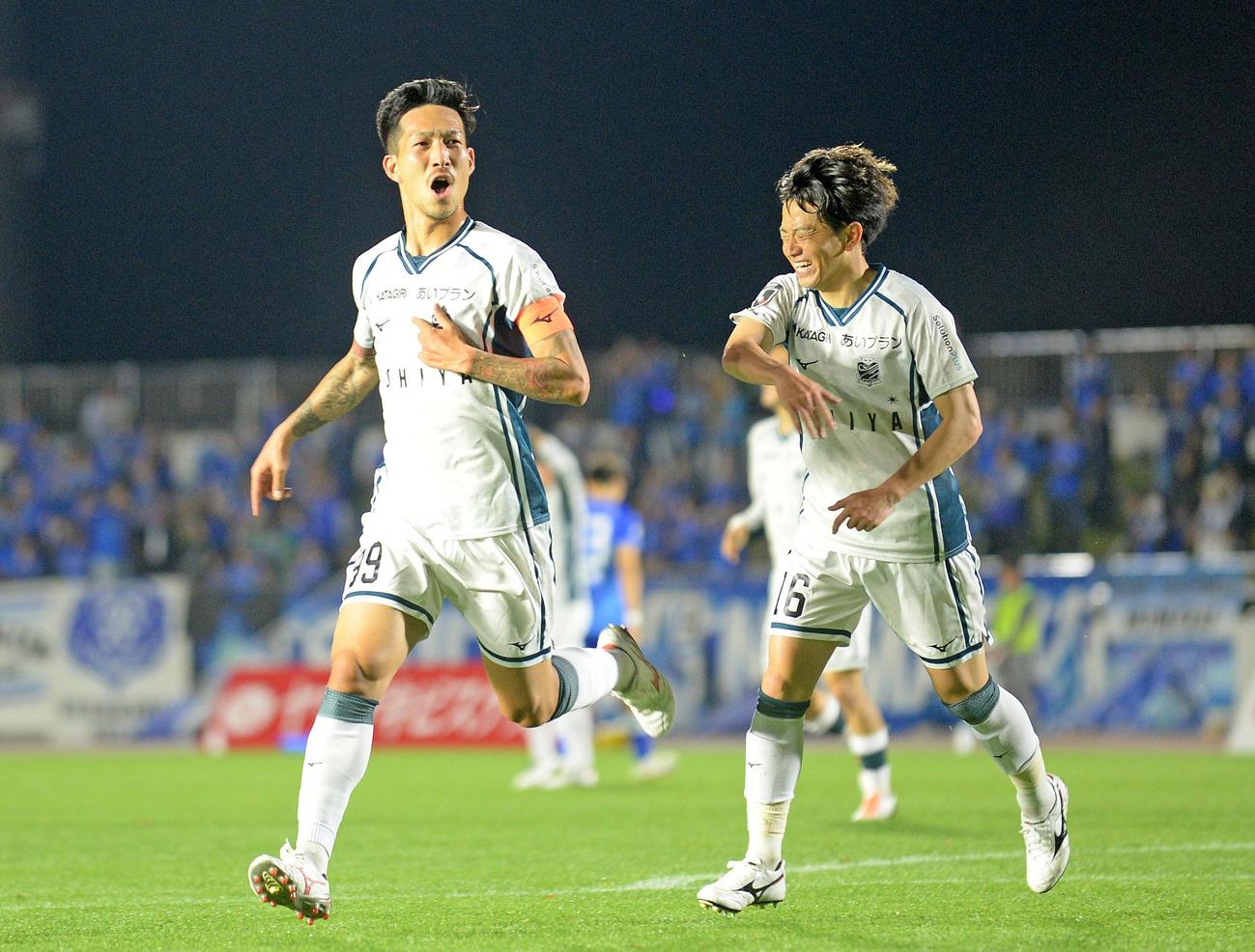 自身2点目を決め、雄たけびをあげる札幌小林（左）