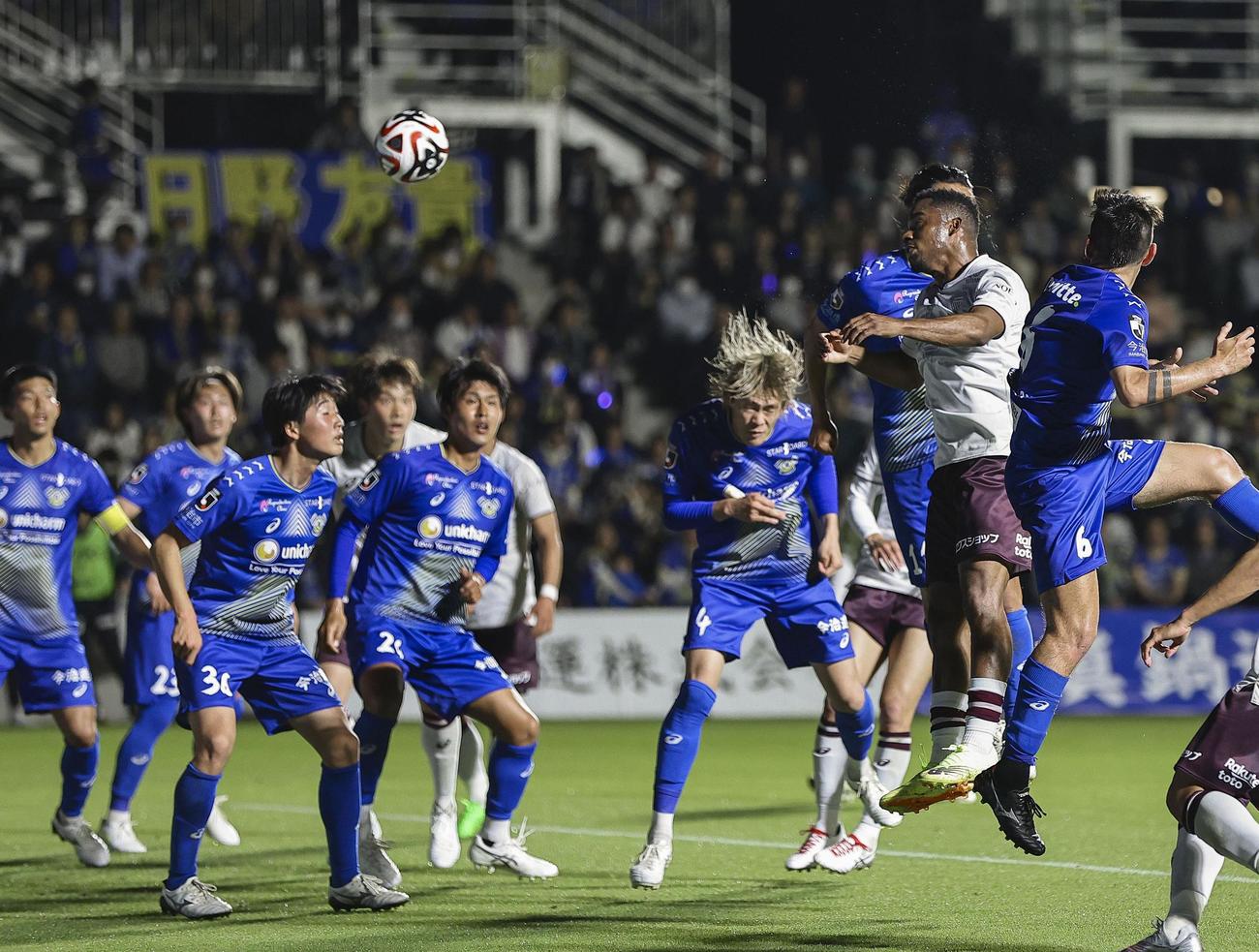 今治―神戸　前半、同点ゴールを決める神戸・ジェアンパトリッキ（右から2人目）(共同)