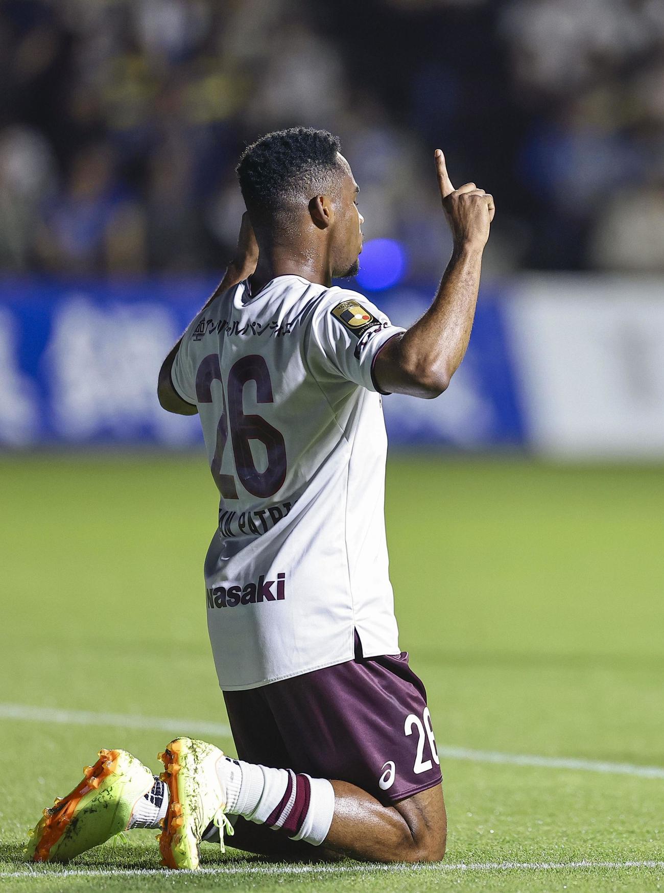 今治―神戸　前半、同点ゴールを喜ぶ神戸・ジェアンパトリッキ(共同)