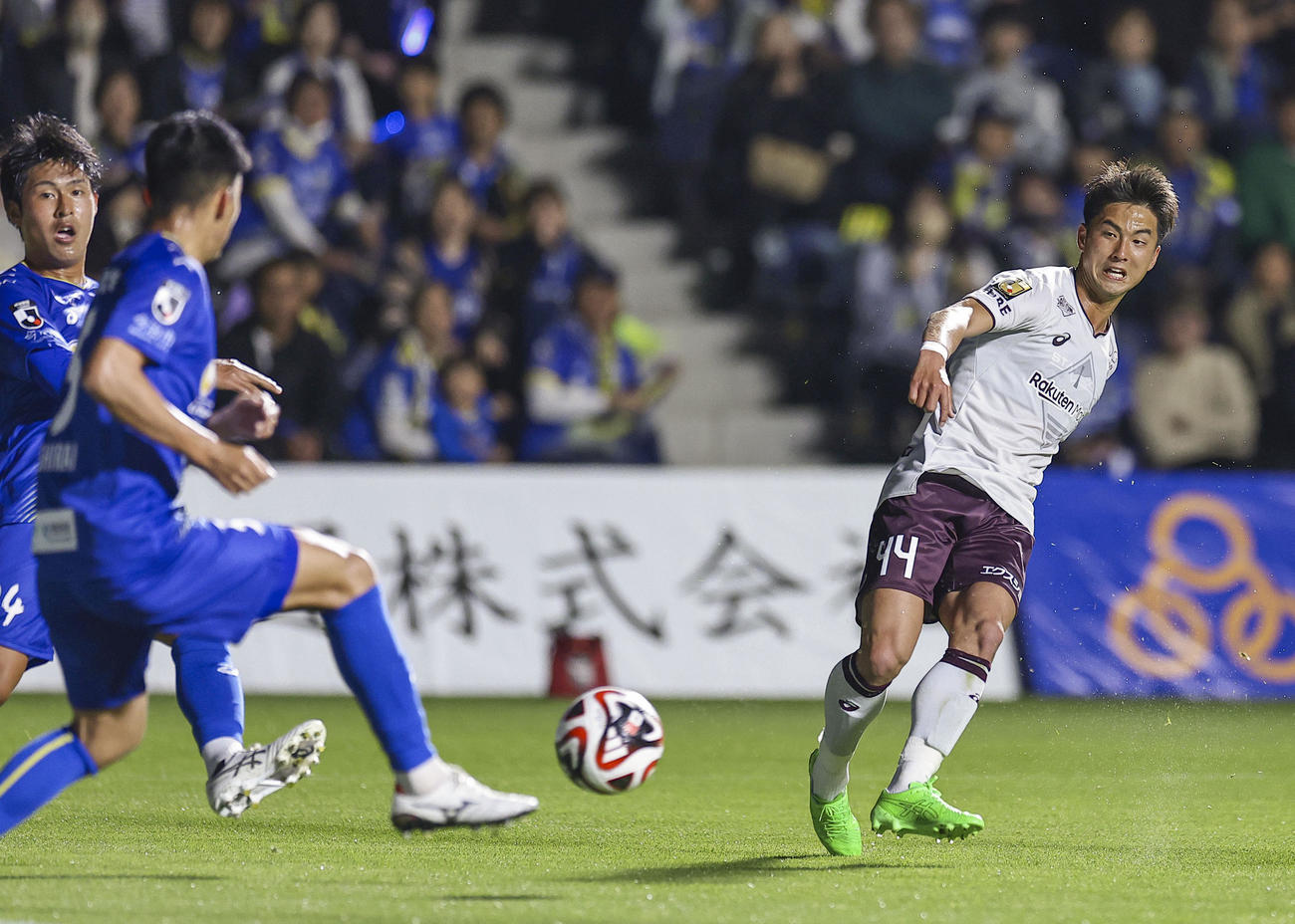 今治―神戸　前半、シュートを放つ神戸・日高（右）(共同)