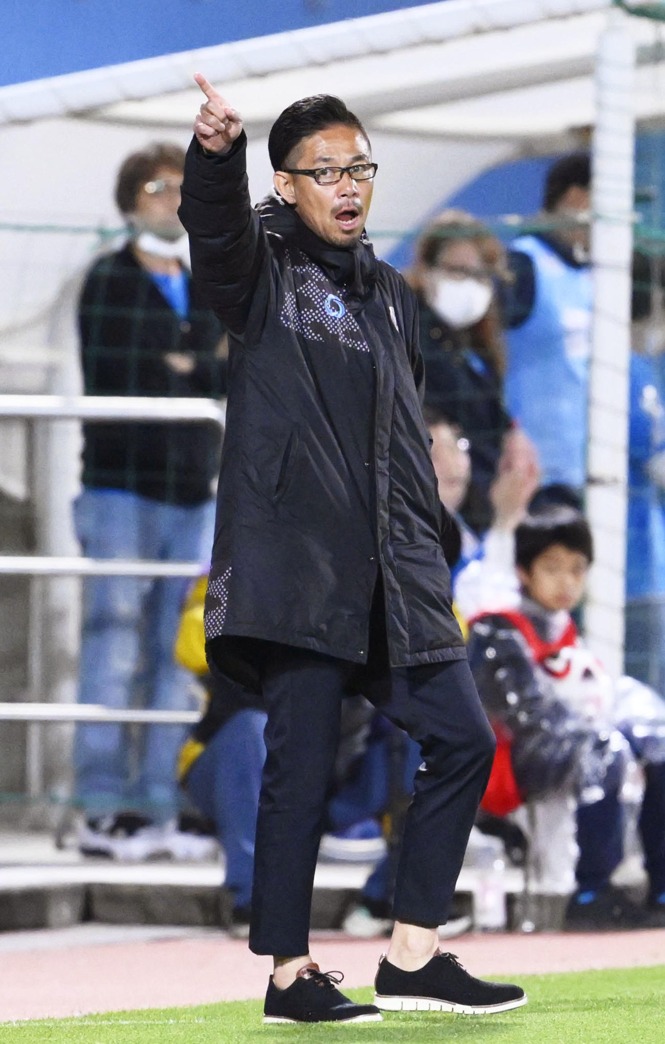 YS横浜対FC東京　後半、指示を出すYS横浜・倉貫監督（共同）