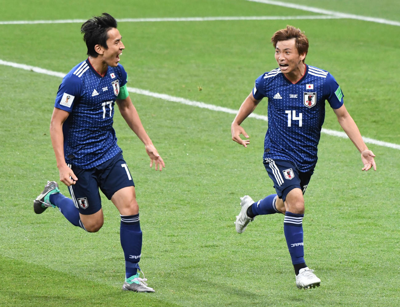 2018年7月2日　日本対ベルギー　後半、追加点を奪った乾（右）は長谷部と歓喜のダッシュ