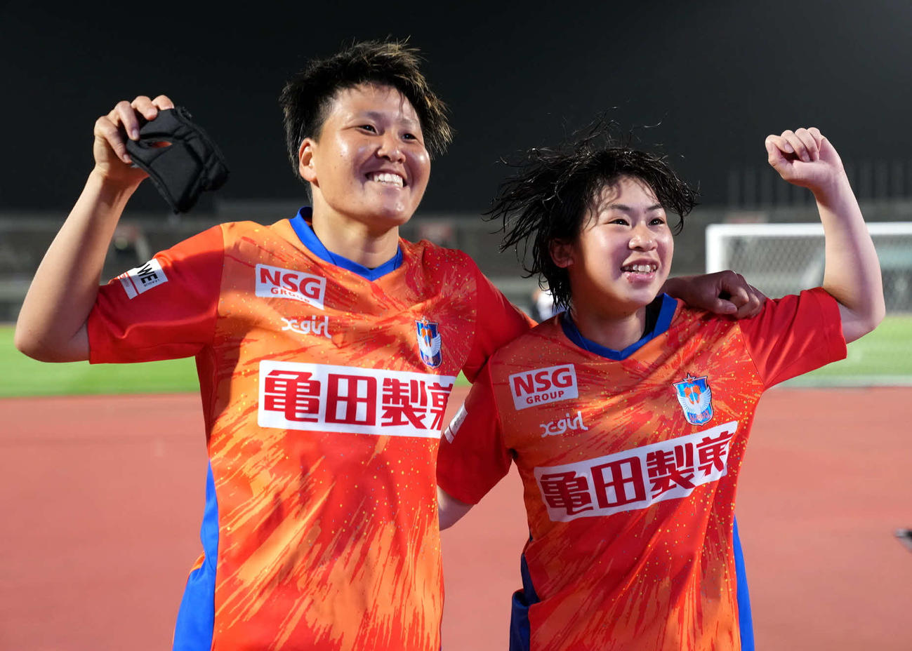 ゴールを決めた新潟レディース道上（左）と児野（写真提供：WEリーグ）
