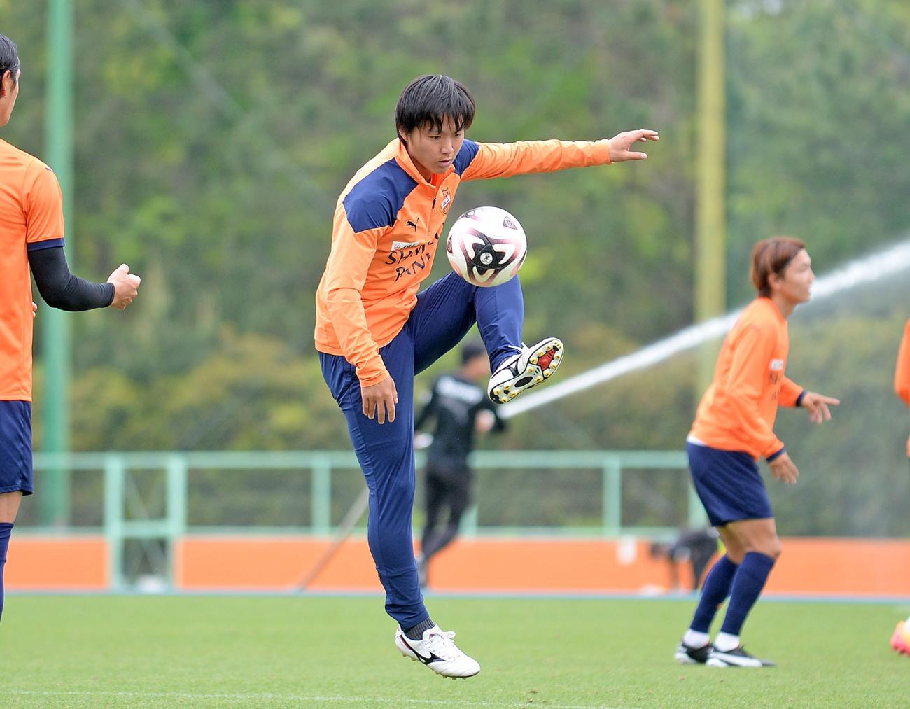 浮き球をコントロールする清水松崎