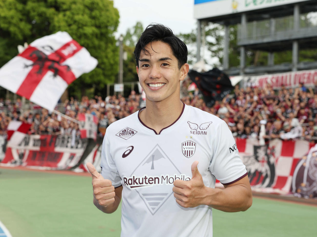 湘南対神戸　決勝ゴールを決めた神戸武藤は笑顔でサムズアップする（撮影・宮地輝）
