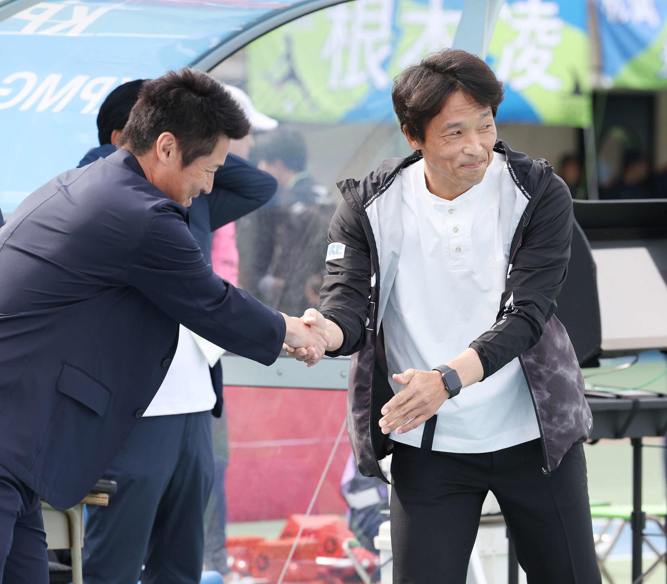 湘南対神戸　試合前、神戸吉田監督（左）と握手する湘南山口監督（撮影・宮地輝）