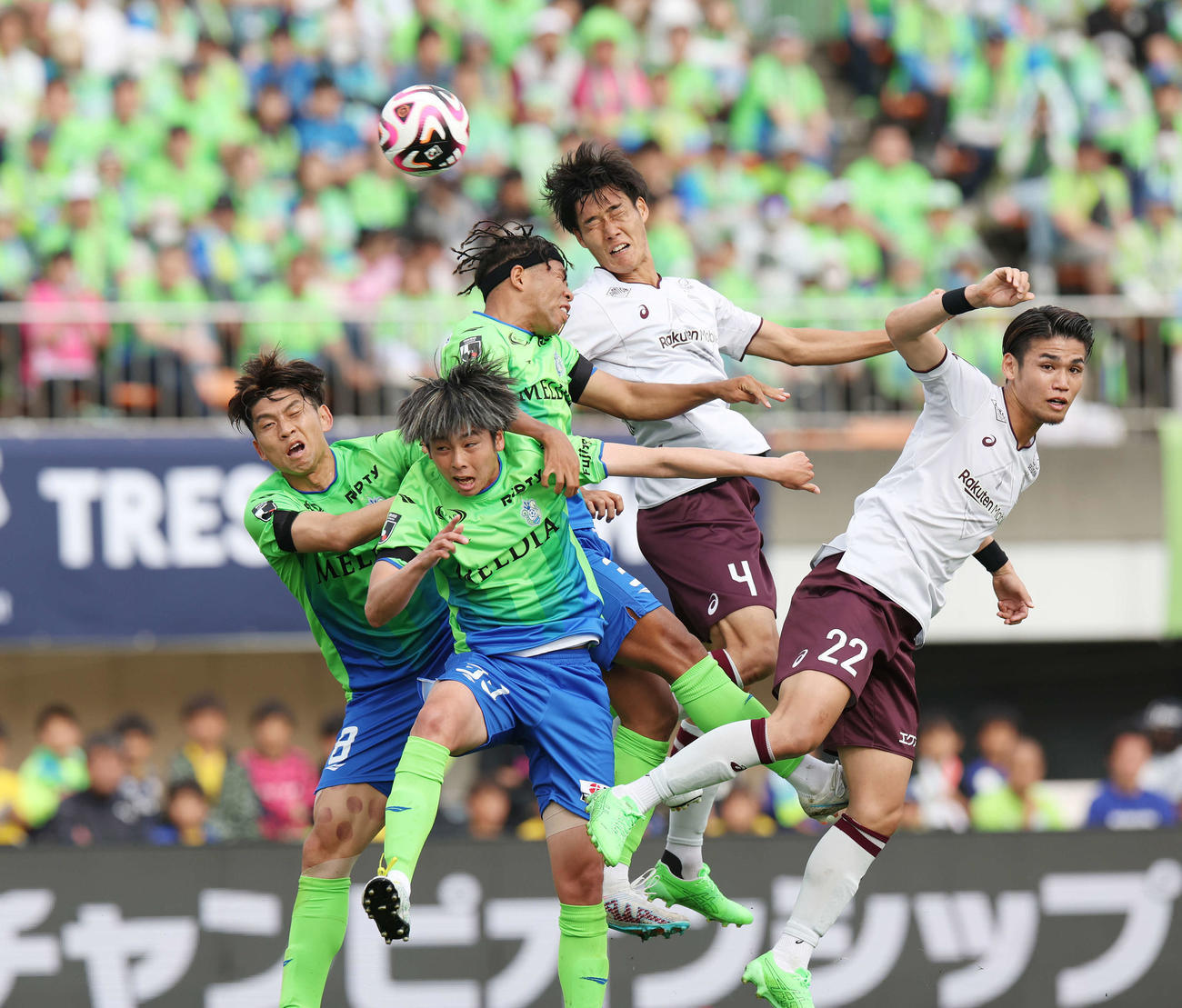 湘南対神戸　前半、競り合う湘南畑（中央）と神戸山川（右から2人目）（撮影・宮地輝）