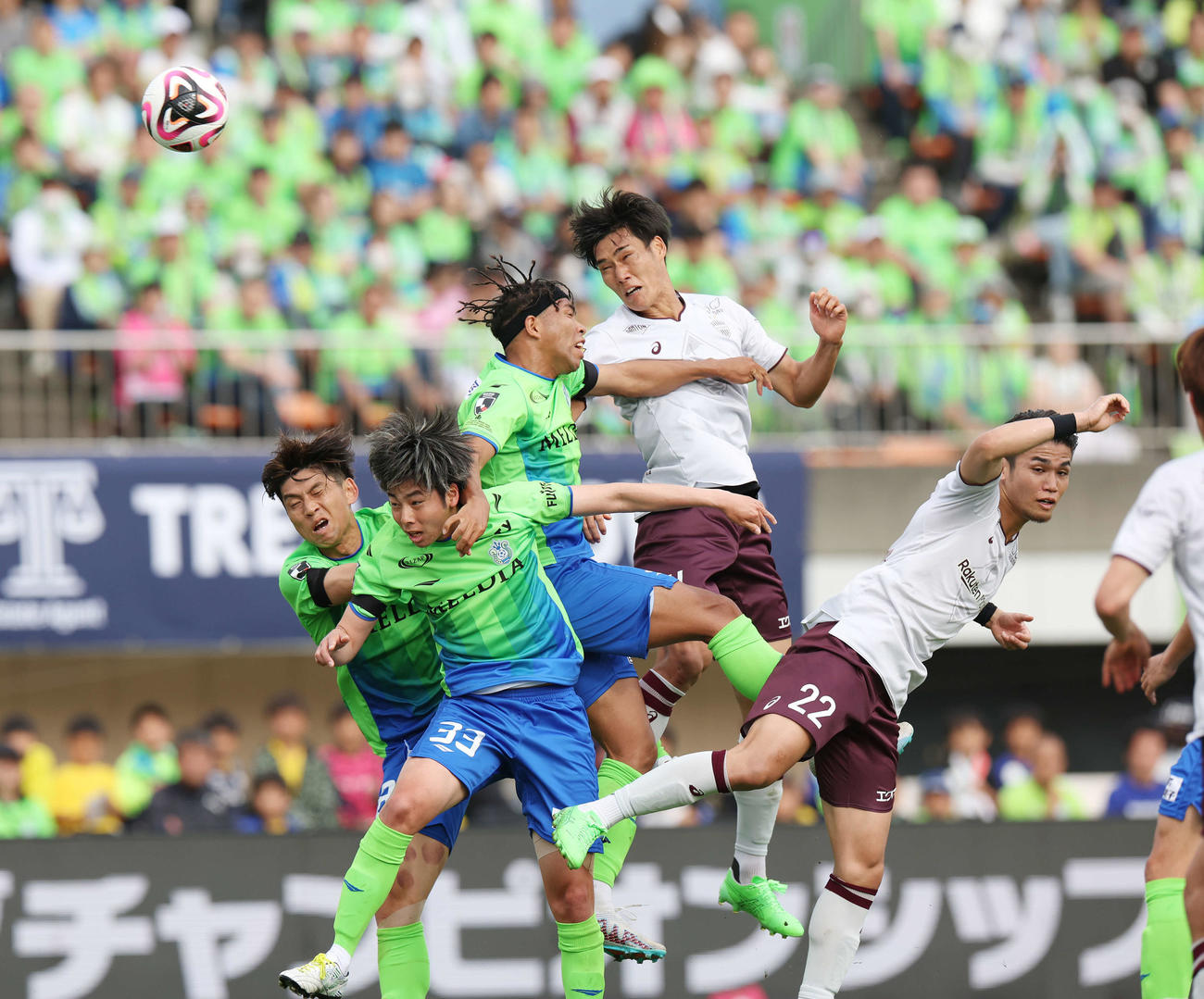 湘南対神戸　前半、競り合う湘南畑（中央）と神戸山川（右から2人目）（撮影・宮地輝）