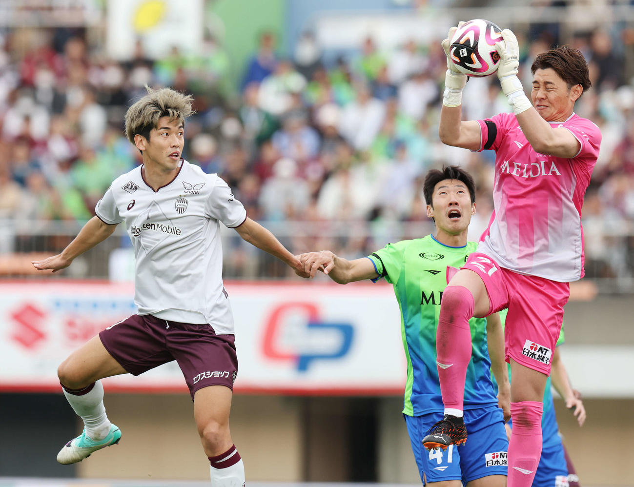 湘南対神戸　後半、クロスをキャッチする湘南GK馬渡（右）。左は神戸大迫（撮影・宮地輝）
