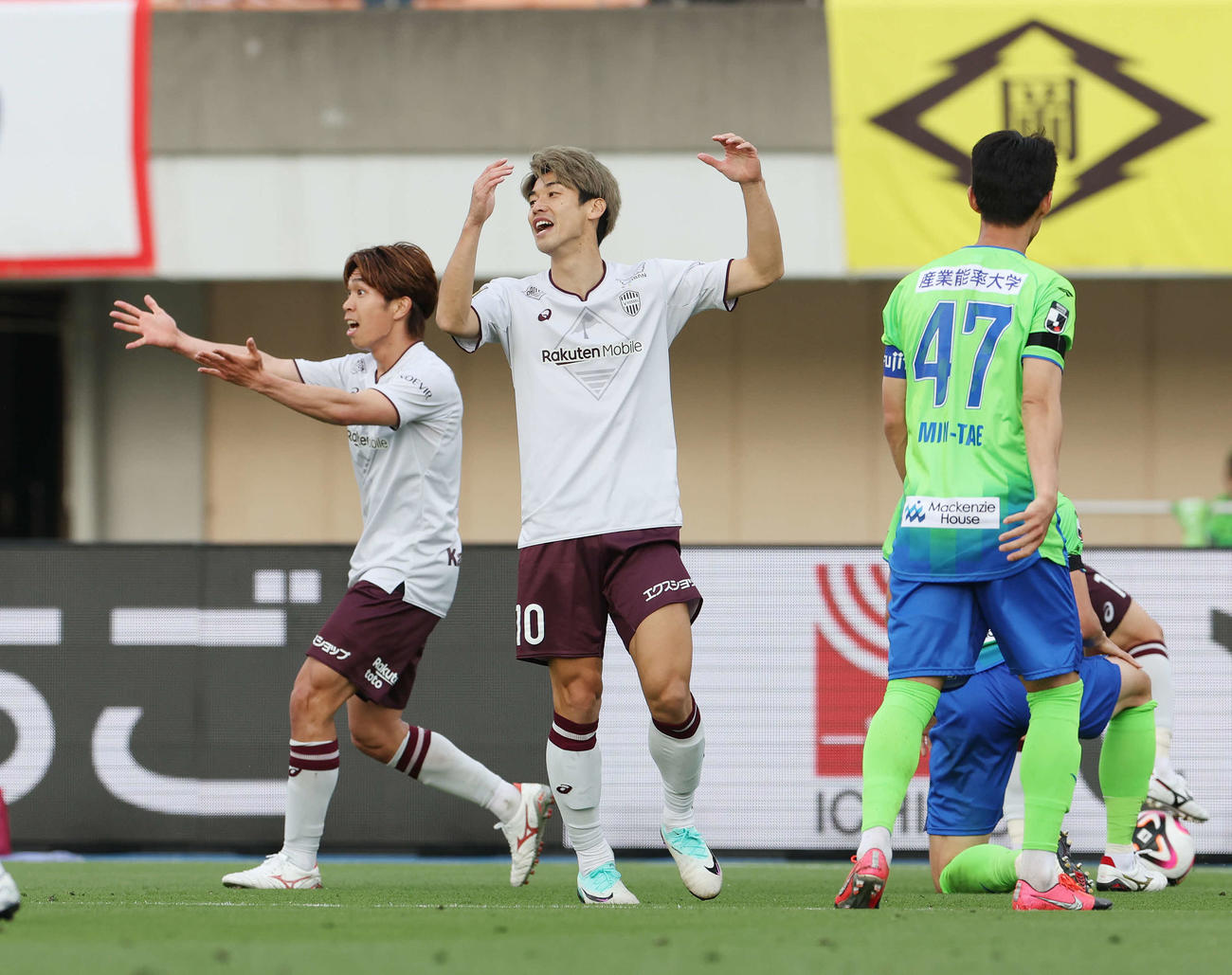 湘南対神戸　後半、審判の判定に不満を表す神戸宮代（左）と大迫（撮影・宮地輝）