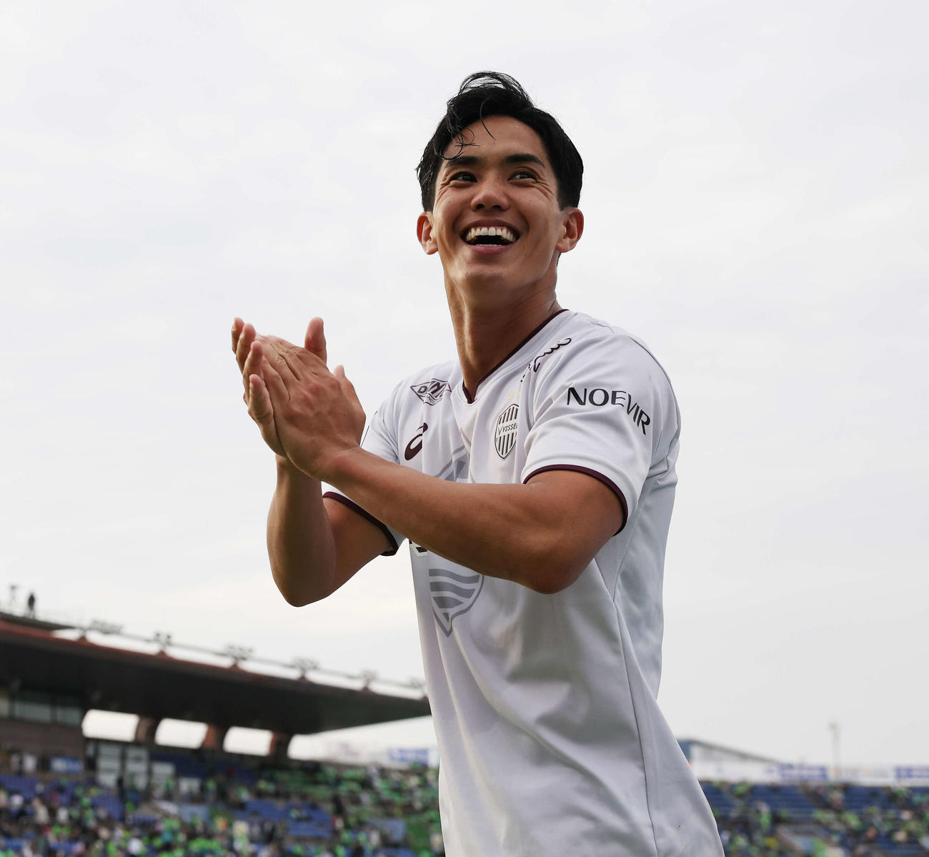 湘南対神戸　決勝ゴールを決めた神戸武藤はサポーターの歓声に笑顔を見せる（撮影・宮地輝）