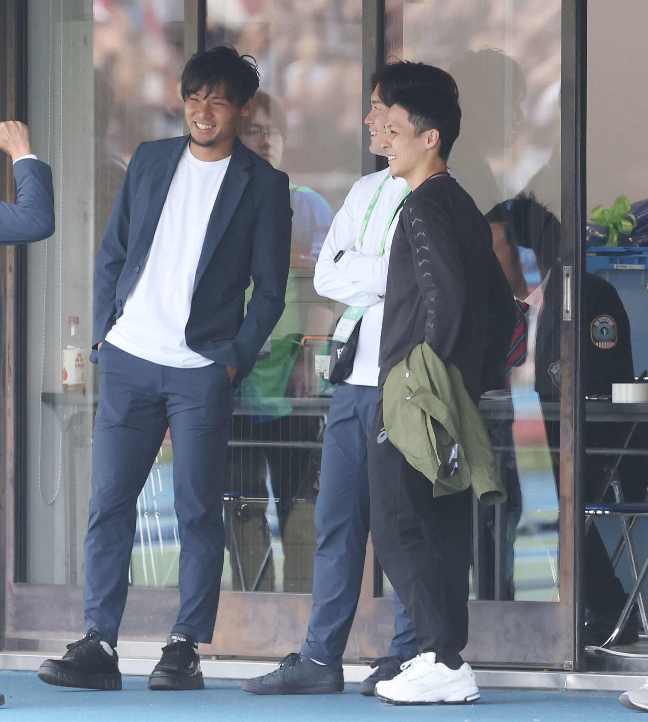 試合前、湘南岡本（左）らと談笑する神戸斉藤（撮影・宮地輝）