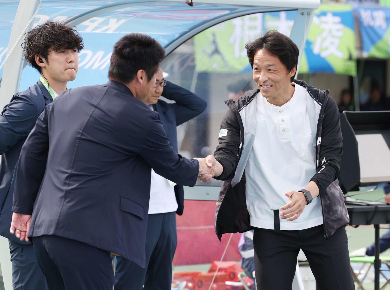 湘南対神戸　試合前、神戸吉田監督（左）と握手する湘南山口監督（撮影・宮地輝）