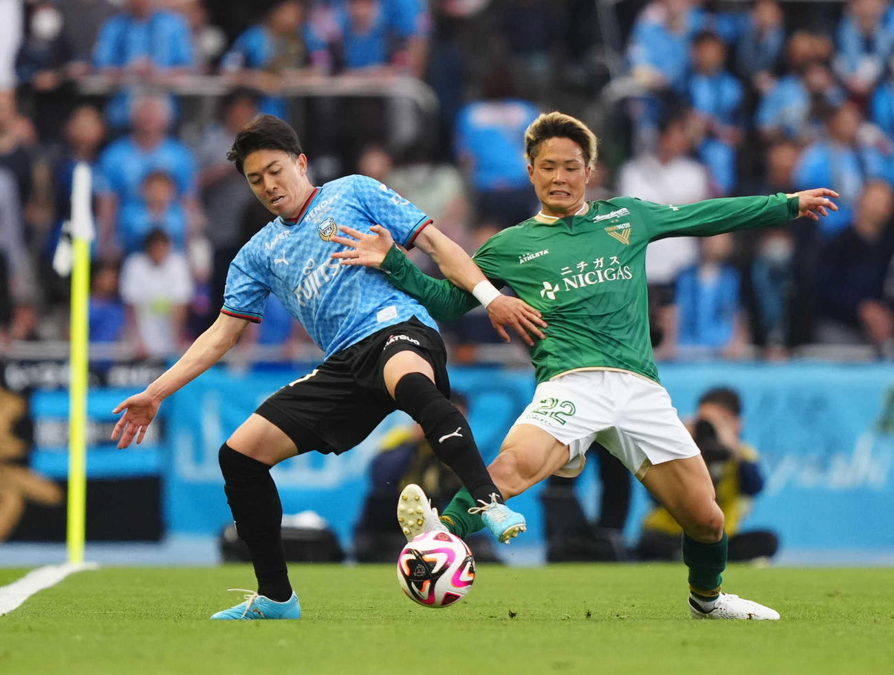 川崎F対東京V　後半、激しく競り合う川崎Fファンウェルメスケルケン（左）と東京V翁長（撮影・狩俣裕三）
