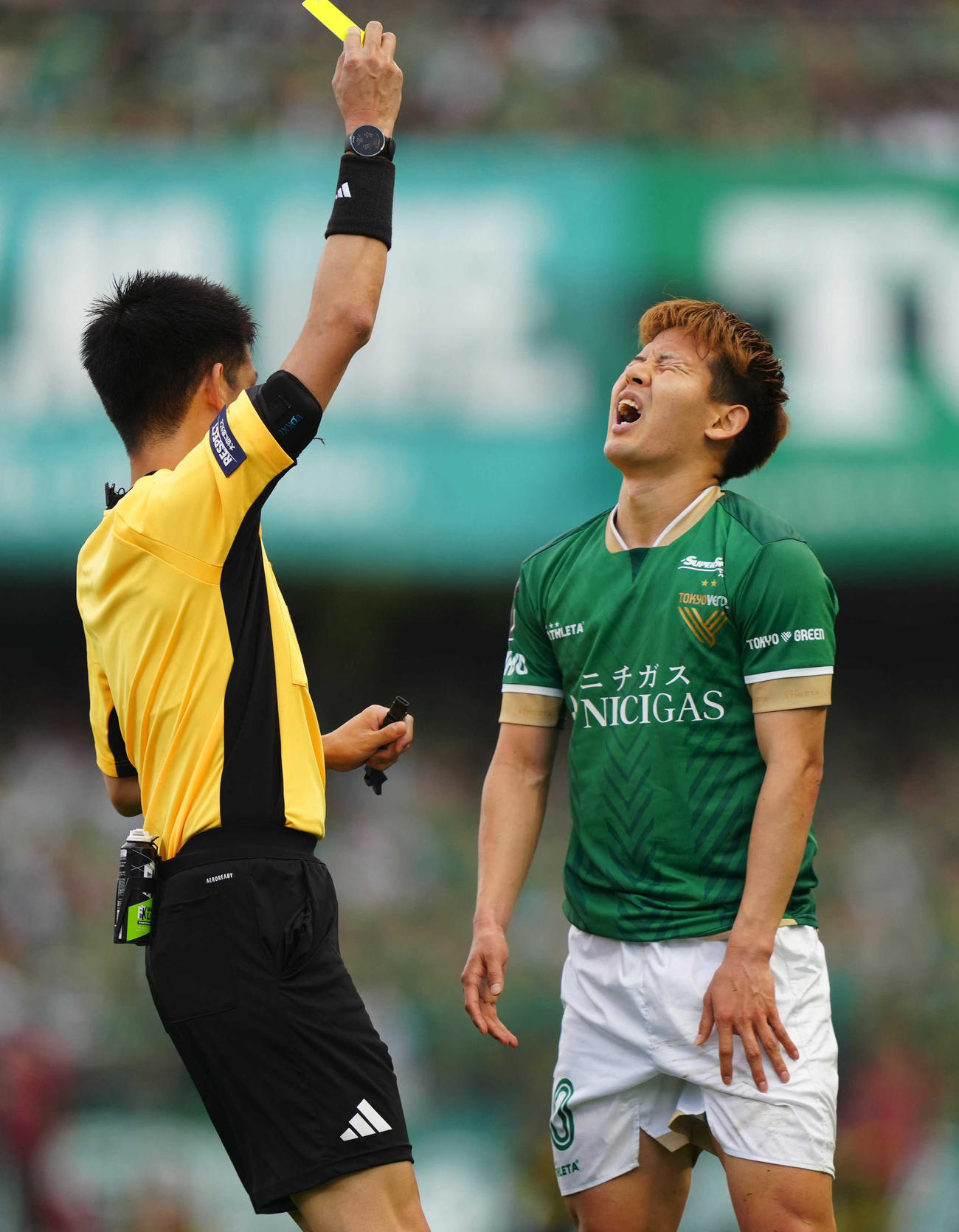 川崎F対東京V　前半、イエロカードをもらい悔しがる東京V見木（撮影・狩俣裕三）