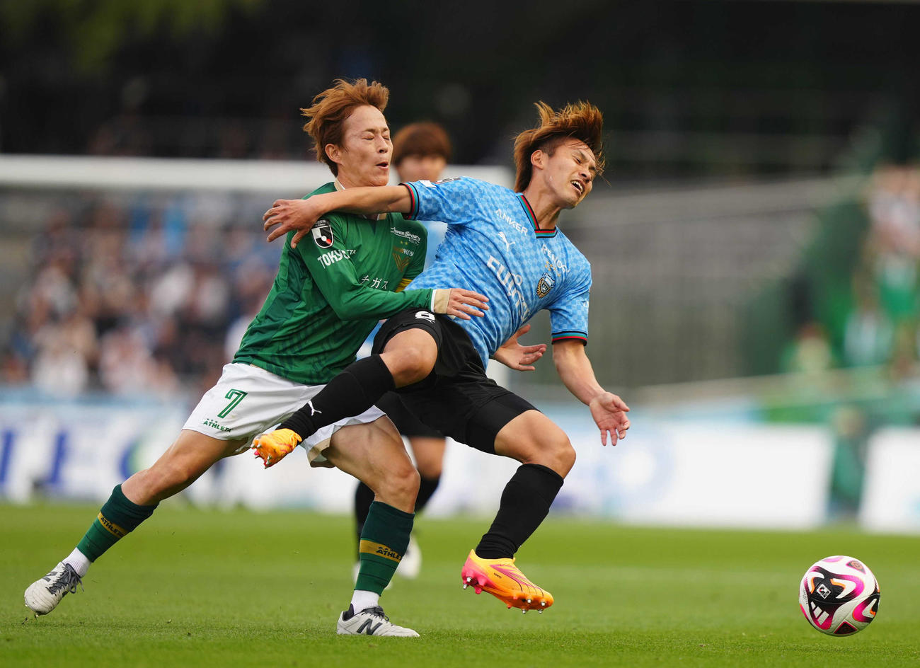 川崎F対東京V　前半、激しく競り合う東京V森田（左）と川崎F橘田（撮影・狩俣裕三）