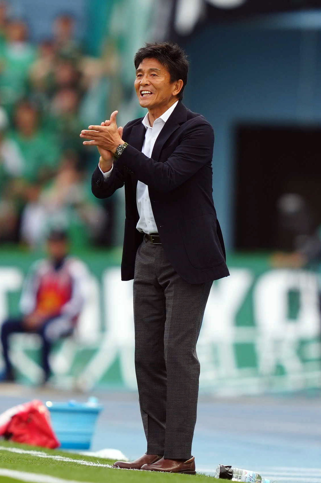 川崎F対東京V　前半、指示を出す川崎F城福監督（撮影・狩俣裕三）