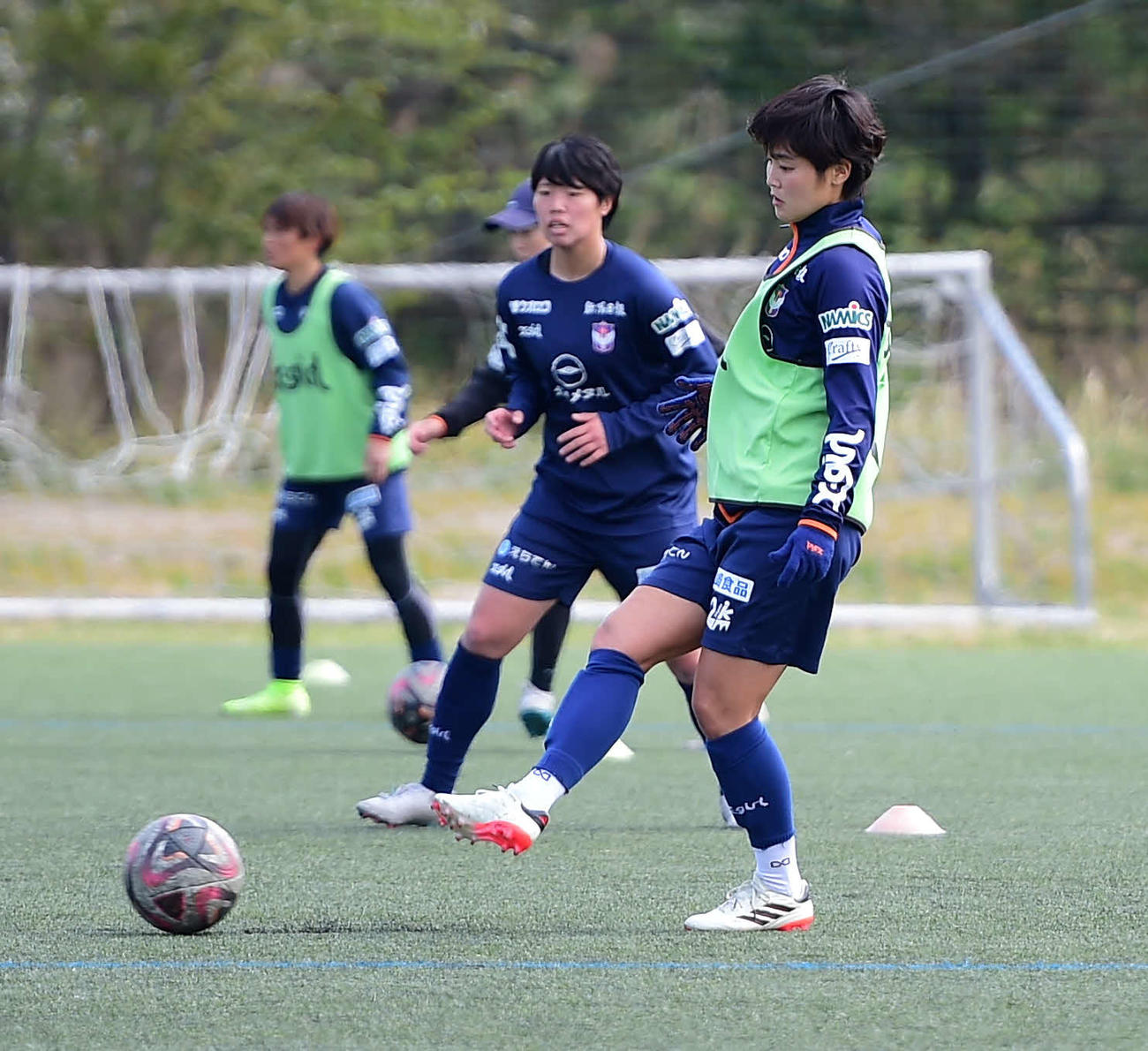 パスを出す新潟レディース三浦