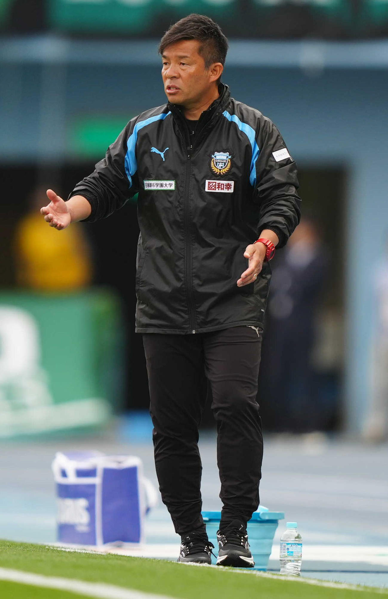 川崎F対東京V　前半、指示を出す川崎F鬼木監督（撮影・狩俣裕三）