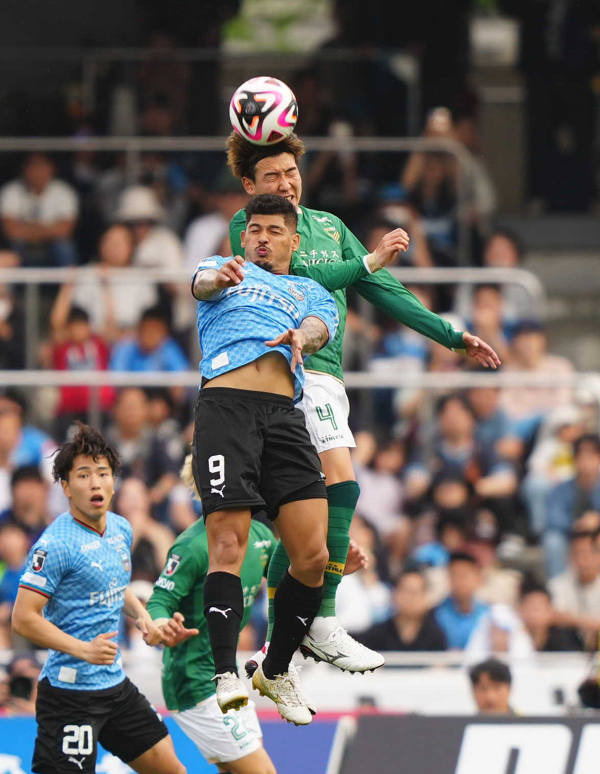 川崎F対東京V　前半、激しく競り合う川崎Fエリソン（手前）と東京V林（撮影・狩俣裕三）