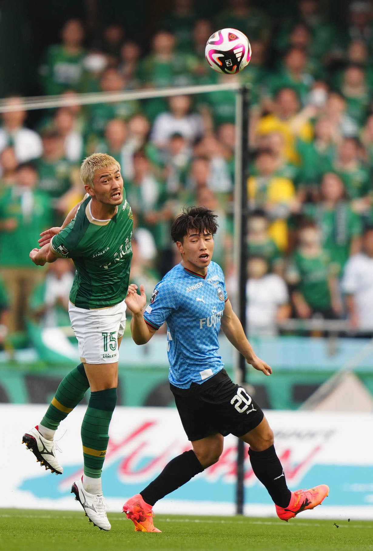 川崎F対東京V　前半、相手パスをヘディングでクリアする東京V千田（左）。右は川崎F山田（撮影・狩俣裕三）