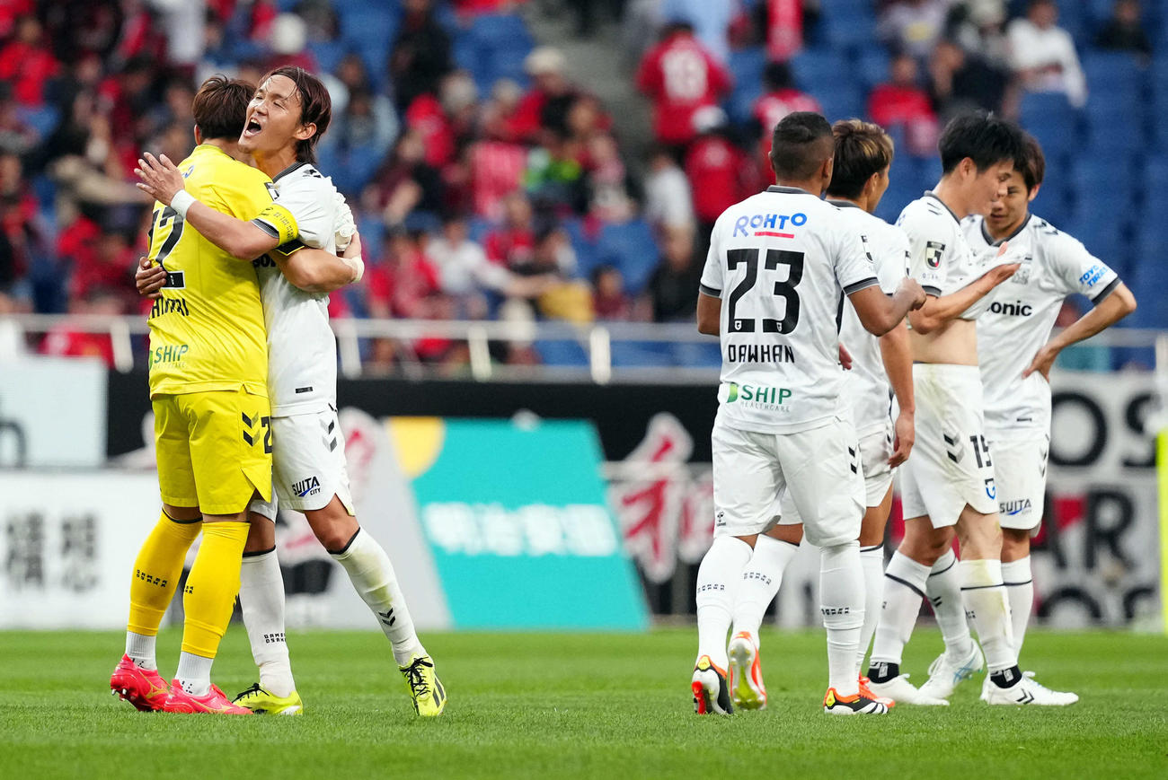 浦和対G大阪　浦和に勝利しGK一森（左）と抱き合って喜ぶG大阪宇佐美（撮影・たえ見朱実）