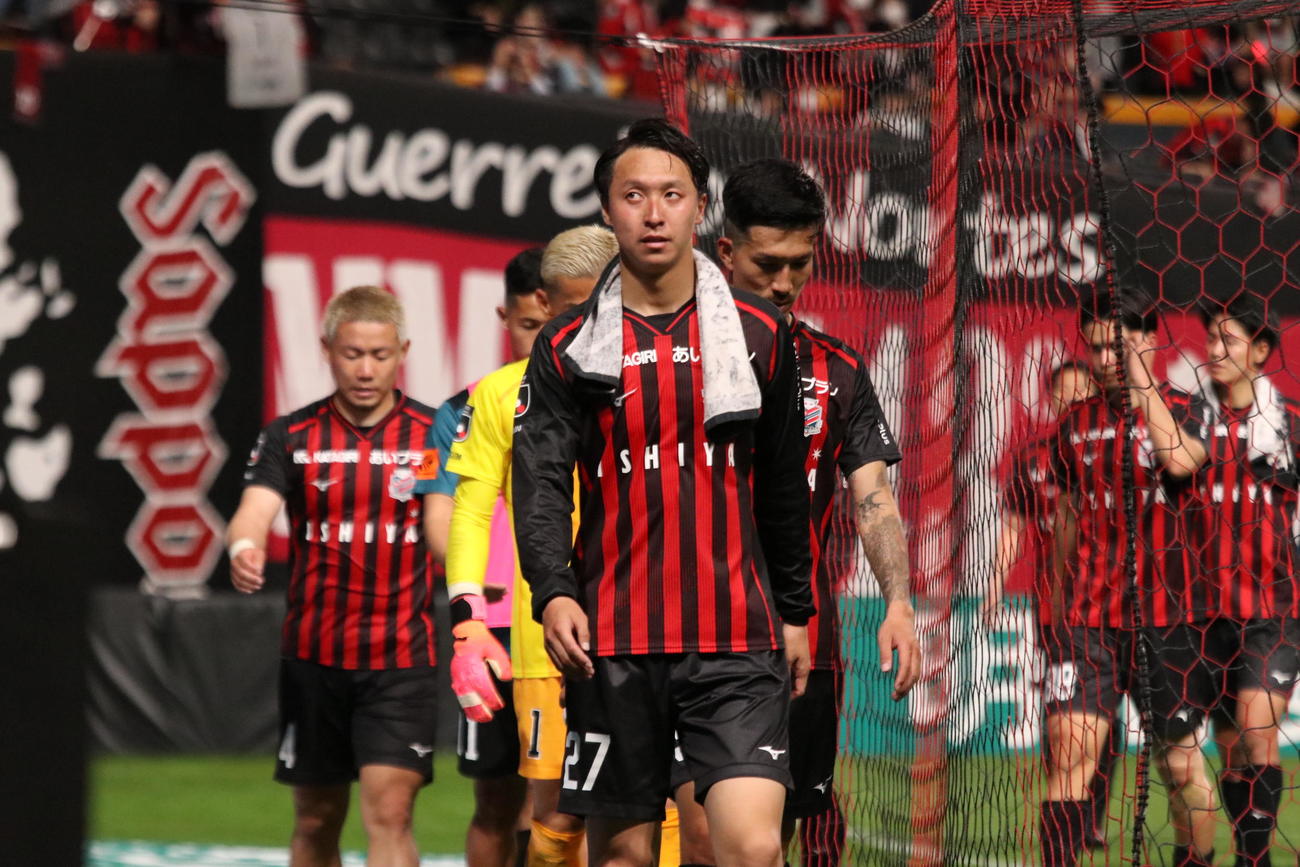 試合後グラウンドを1周してあいさつする札幌荒野（撮影・保坂果那）