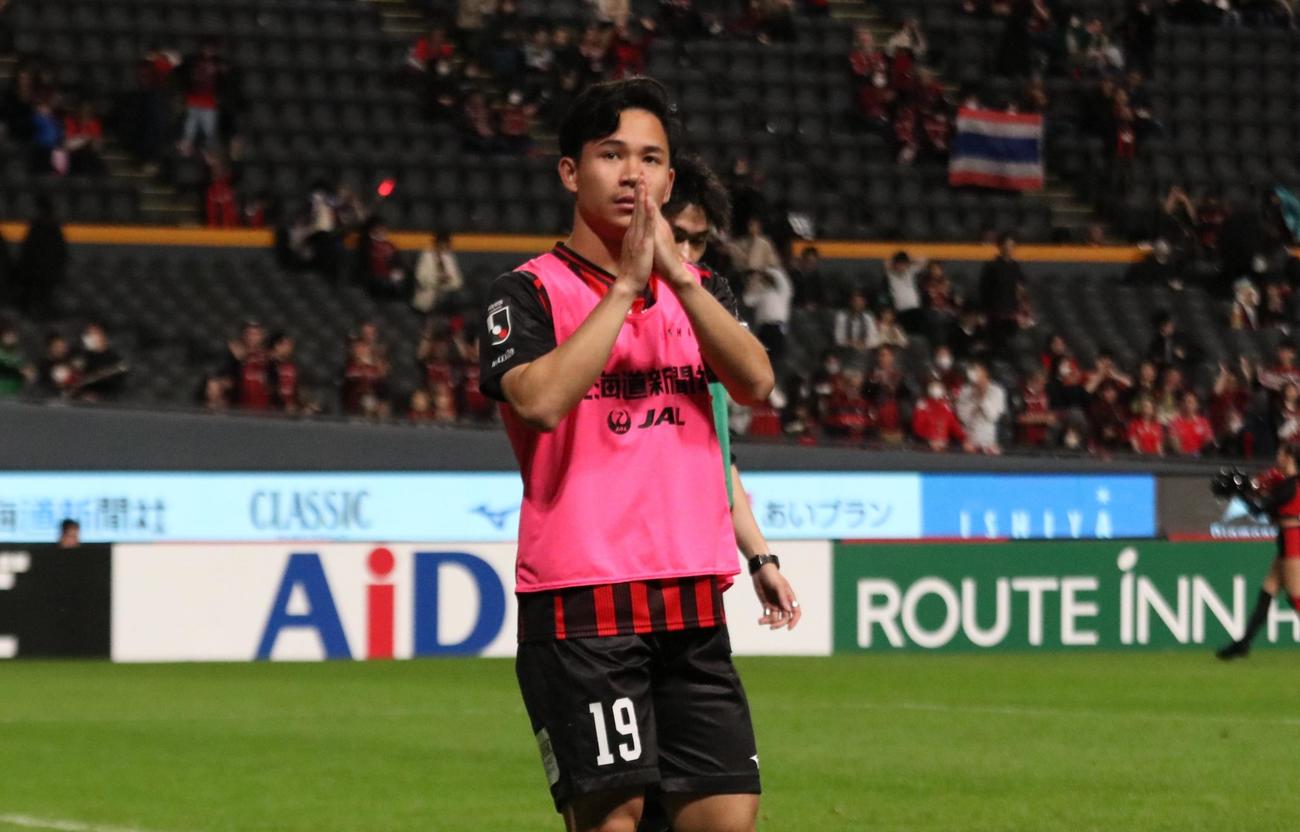先制ゴールを挙げた札幌スパチョークは試合後スタンドに向かってあいさつする（撮影・保坂果那）